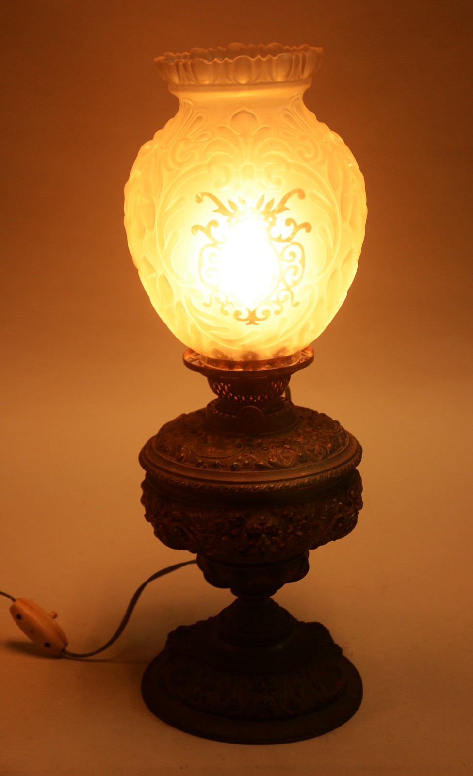 Antiga lâmpada a querosene austríaca, adaptada para energia elétrica... - foto 7 de 10
