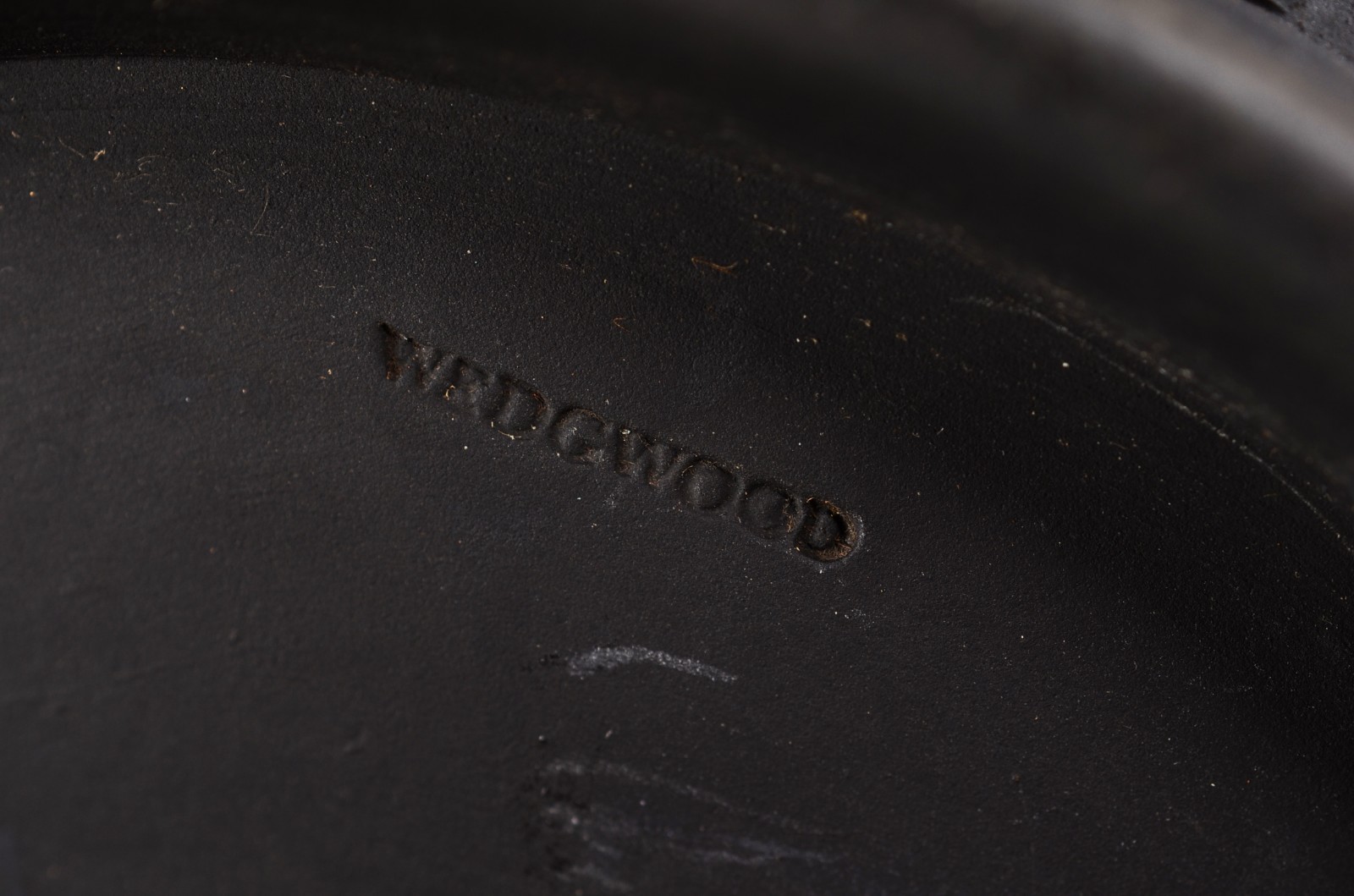 Bowl de biscuit ingles Wedgwood na cor preta, decorado com figuras... - foto 7 de 8
