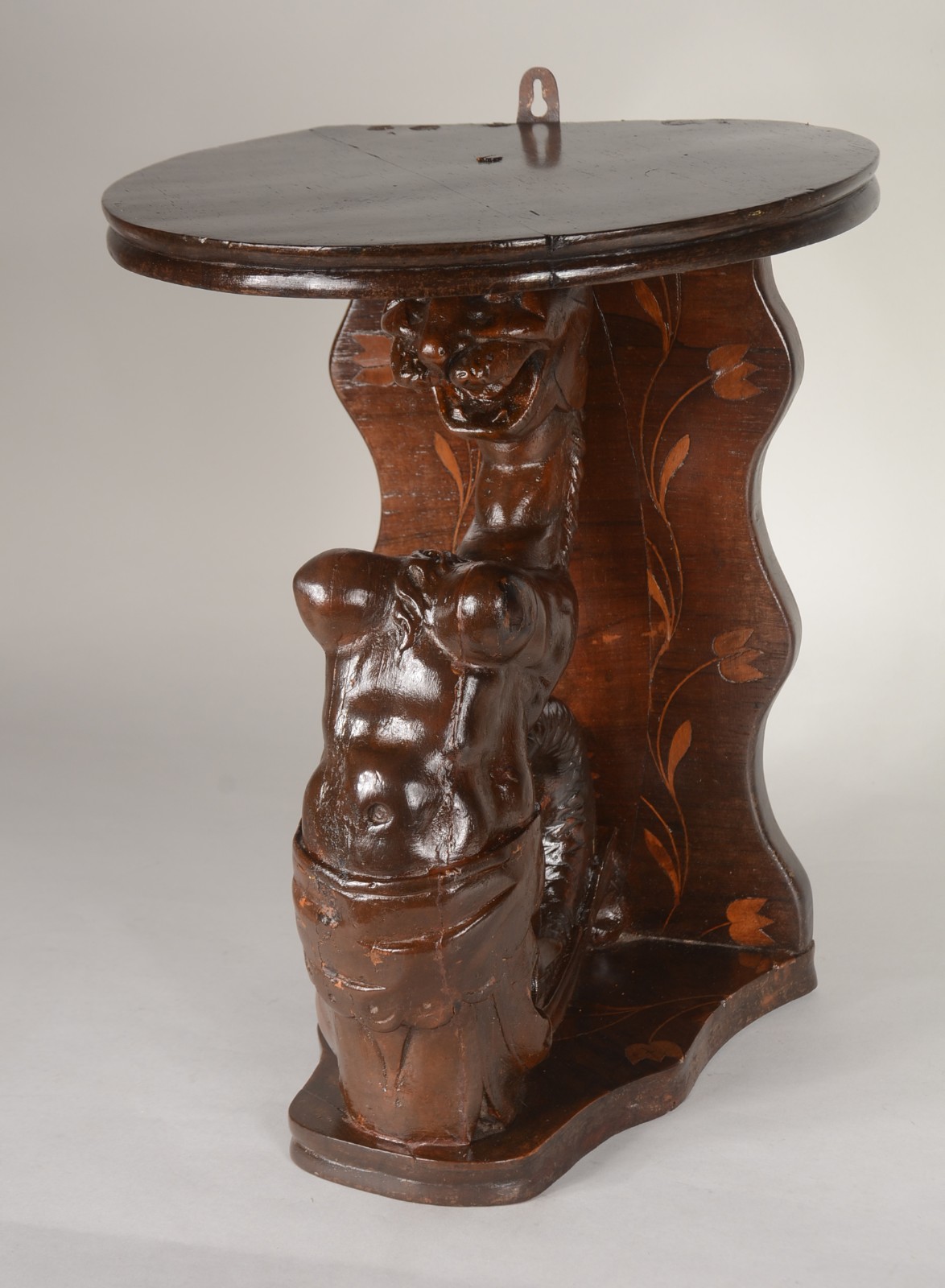 Peanha de madeira nobre, base com figura estilizada com detalhes em... - foto 1 de 9