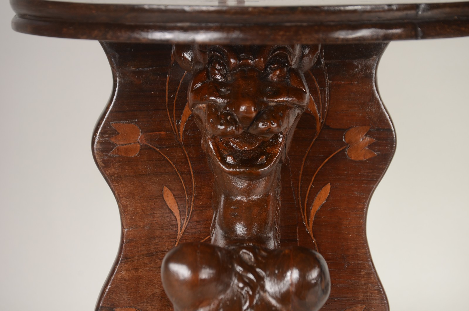 Peanha de madeira nobre, base com figura estilizada com detalhes em... - foto 4 de 9