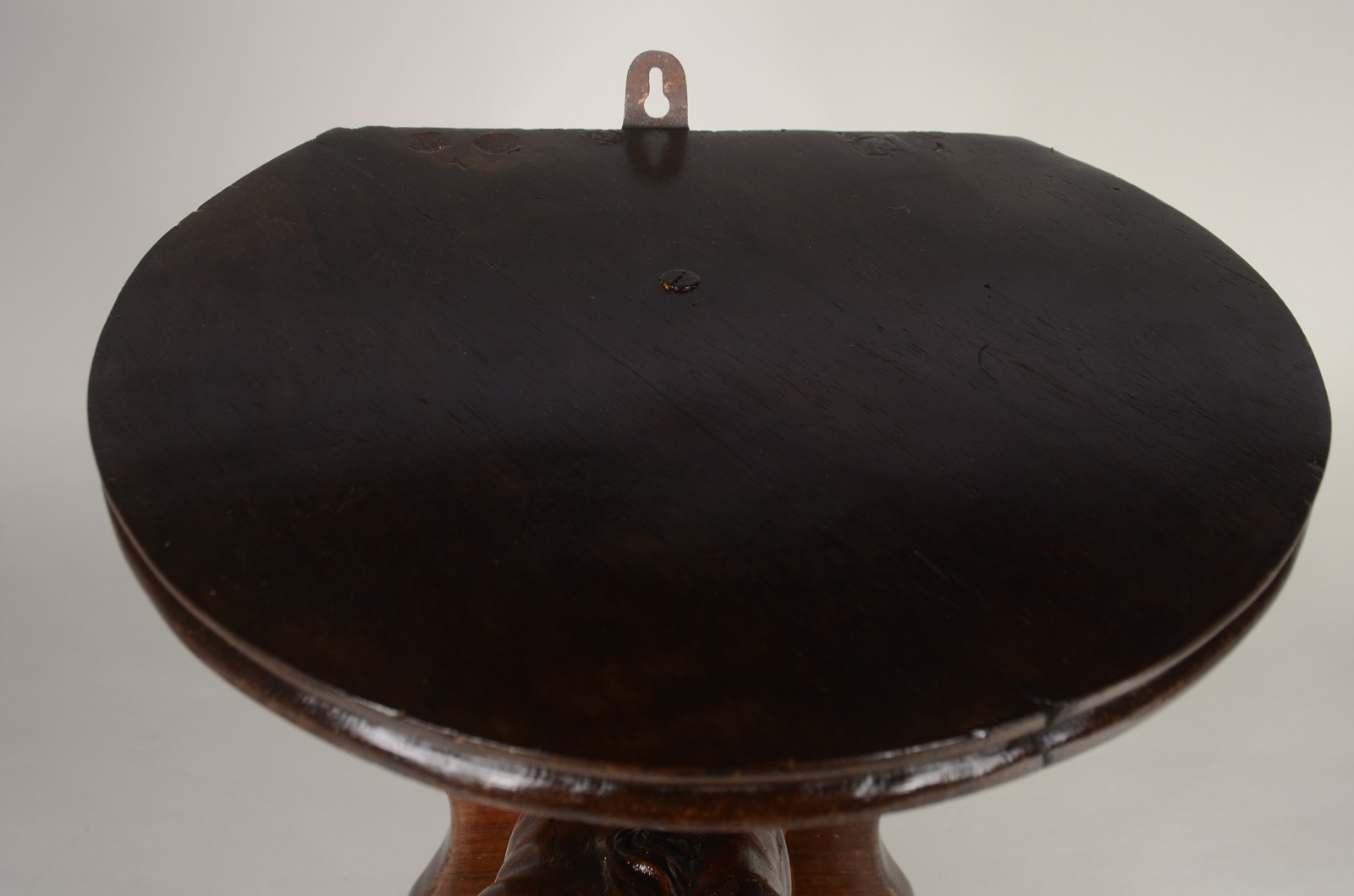 Peanha de madeira nobre, base com figura estilizada com detalhes em... - foto 5 de 9