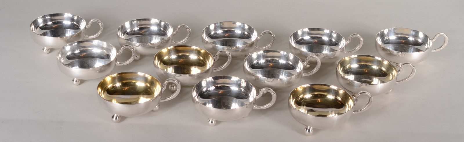 Diversas peças de metal prateado, sendo: 12 taças para sorvete, porta... - foto 2 de 11
