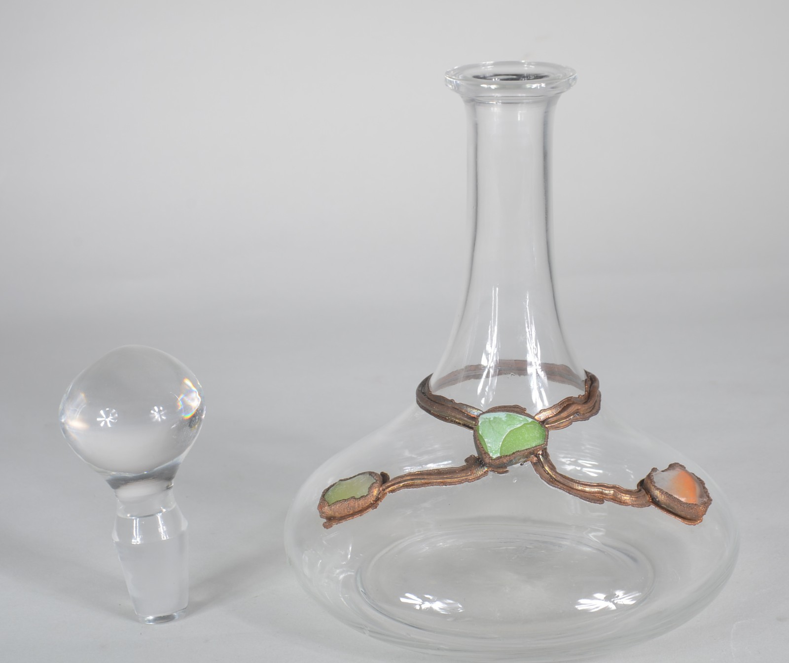 Garrafa/decanteur de vidro com aplicações de metal. - foto 4 de 7