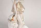 W. SCHWARTZKOPFF (ALEMANHA, CIRCA 1920), Pierro... - Grupo art deco em porcelana alemã policromada e realçada a ouro, da marca "Schwarzburger Werkstätten Für Porzellankunst". Marca no fundo. Assinado.