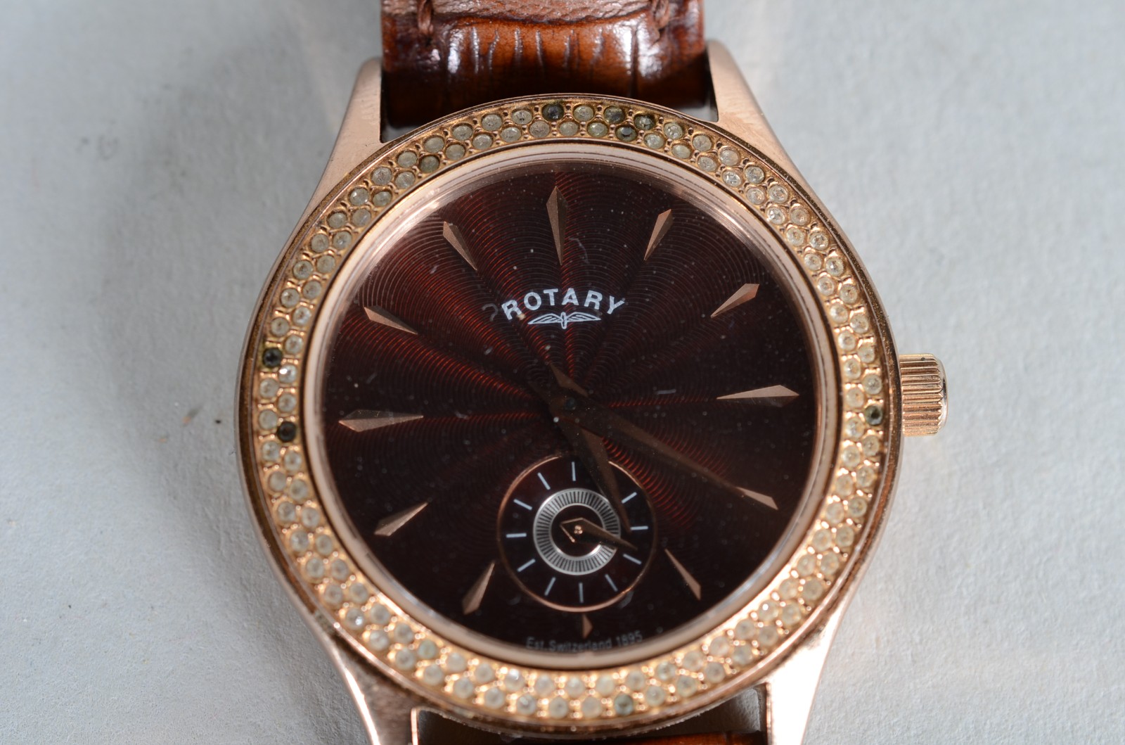 Relógio de pulso, á quartz, mostrador de metal dourado. Funcionando... - foto 1 de 11