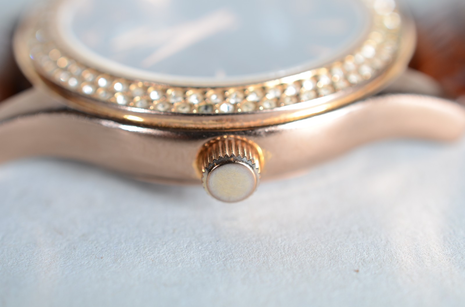 Relógio de pulso, á quartz, mostrador de metal dourado. Funcionando... - foto 4 de 11