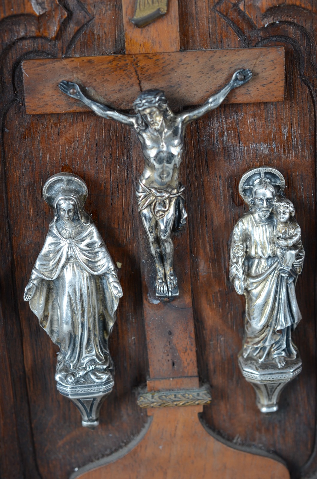 Oratório de viagem de madeira entalhada, parte interna com figuras de... - foto 3 de 5