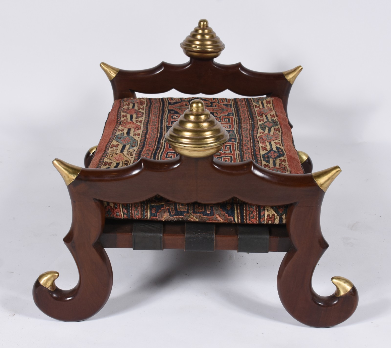 Banco oriental de madeira nobre, detalhes em metal dourado, almofada... - foto 4 de 5