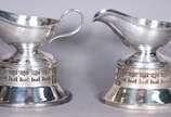 Wolff (1894),  - Par de molheiras com rechaud de metal prateado Wolff. Com desgastes.