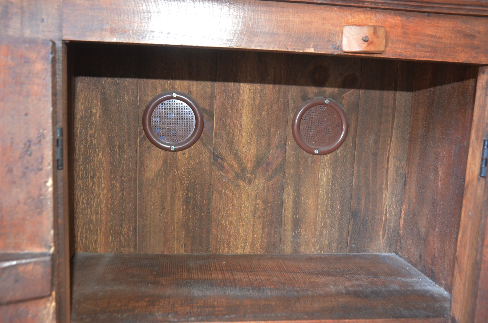 Armário de madeira rustica, duas portas e tres prateleiras internas... - foto 5 de 8