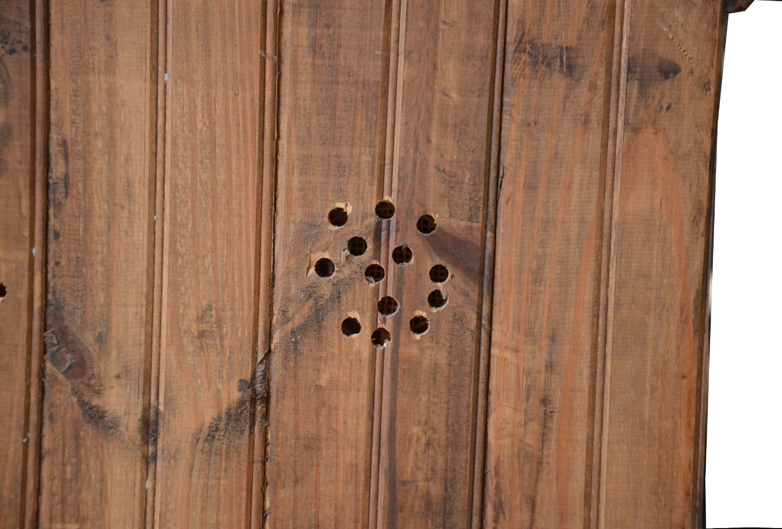 Armário de madeira rustica, duas portas e tres prateleiras internas... - foto 6 de 8
