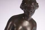 CHARLES GAUTIER - BRONZIER (França, século XIX)... - Escultura de bronze representando figura feminina. Assinada na base.