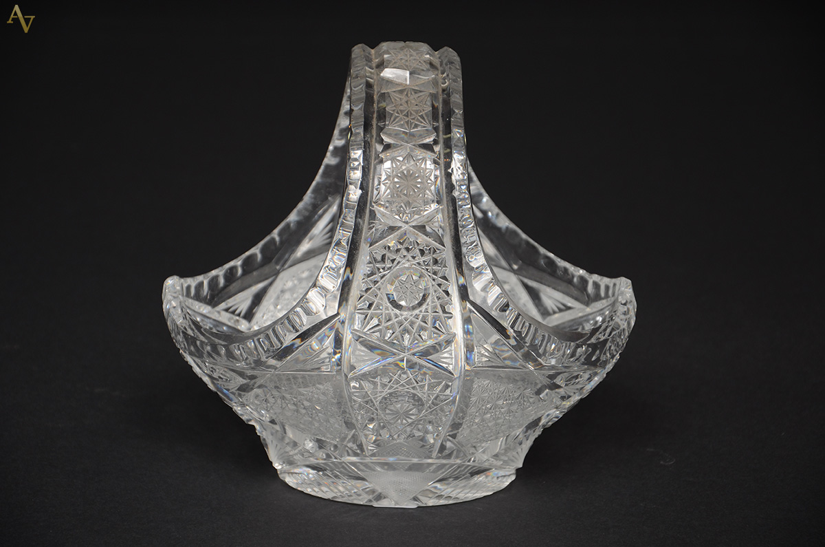 Cesta de cristal tcheco. Altura 19 cm.