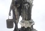 ALFRED JEAN FORETAY (França 1861-1944), A La Fo... - Escultura de petit bronze com fonte de vidro e iluminação interna. Circa de 1900. Desgastes no metal e iluminação precisando de reparos.