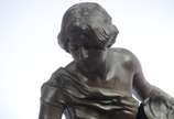 ALFRED JEAN FORETAY (França 1861-1944), A La Fo... - Escultura de petit bronze com fonte de vidro e iluminação interna. Circa de 1900. Desgastes no metal e iluminação precisando de reparos.