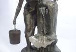 ALFRED JEAN FORETAY (França 1861-1944), A La Fo... - Escultura de petit bronze com fonte de vidro e iluminação interna. Circa de 1900. Desgastes no metal e iluminação precisando de reparos.