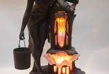 ALFRED JEAN FORETAY (França 1861-1944), A La Fo... - Escultura de petit bronze com fonte de vidro e iluminação interna. Circa de 1900. Desgastes no metal e iluminação precisando de reparos.