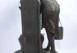 ALFRED JEAN FORETAY (França 1861-1944), A La Fo... - Escultura de petit bronze com fonte de vidro e iluminação interna. Circa de 1900. Desgastes no metal e iluminação precisando de reparos.