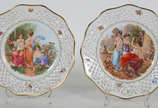 Dois Pratos de porcelana da Bavaria , cenas com... - Dois Pratos de porcelana da Bavaria , cenas com ninfas em policromia, borda com vazados.