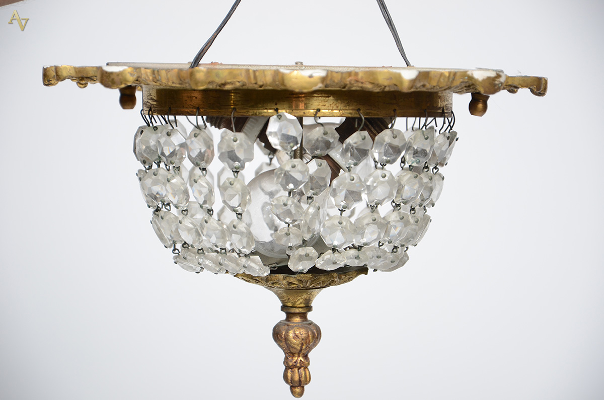 Plafonier de metal dourado e contas de cristal lapidado. Diâmetro 43... - foto 1 de 2