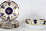 Conjunto de Bowl e 6 pratos de sobremesa de por... - Conjunto de Bowl e 6 pratos de sobremesa de porcelana  Noritake na cor bege com guirlandas em azul cobalto e dourado. 