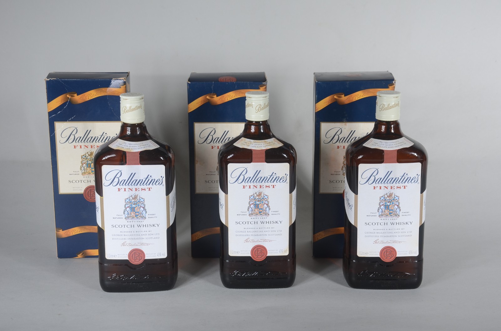 Três garrafas de Whisky Ballantines. - foto 1 de 8