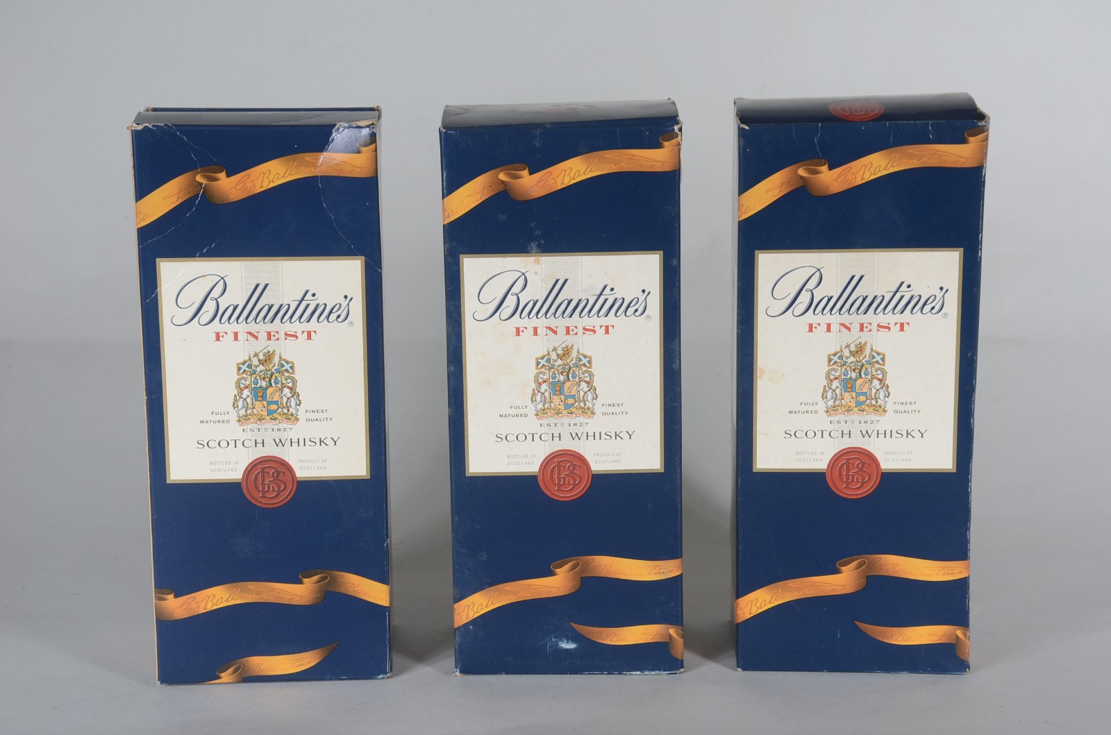 Três garrafas de Whisky Ballantines. - foto 2 de 8