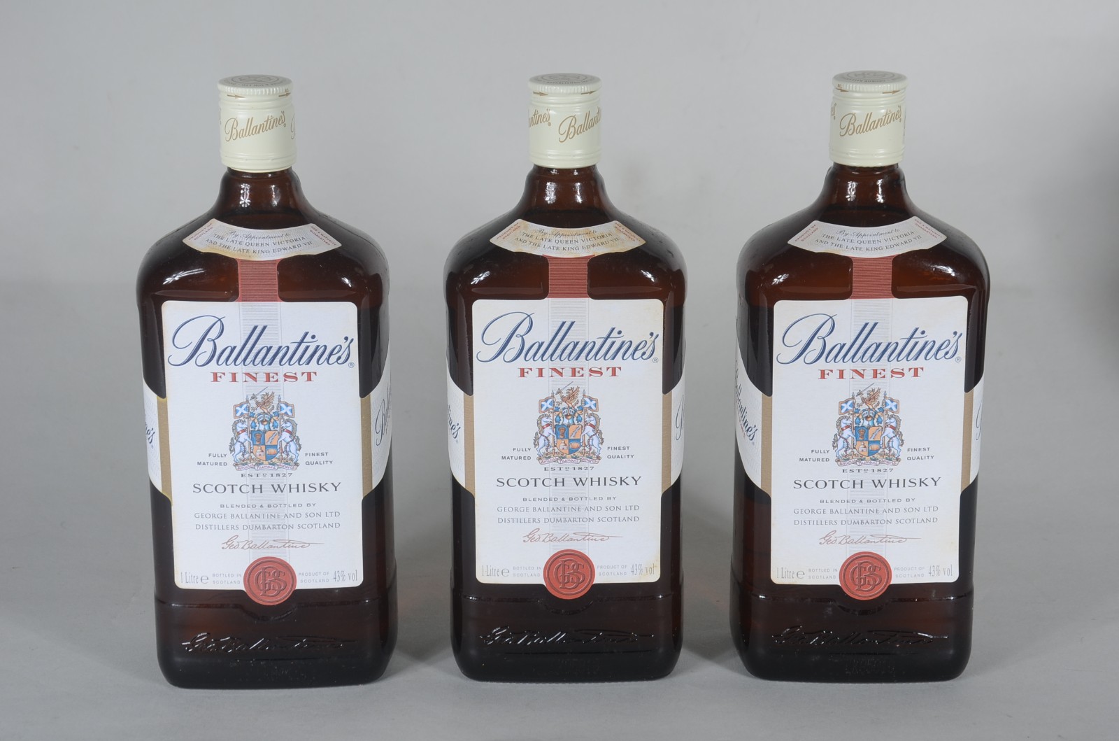Três garrafas de Whisky Ballantines. - foto 3 de 8