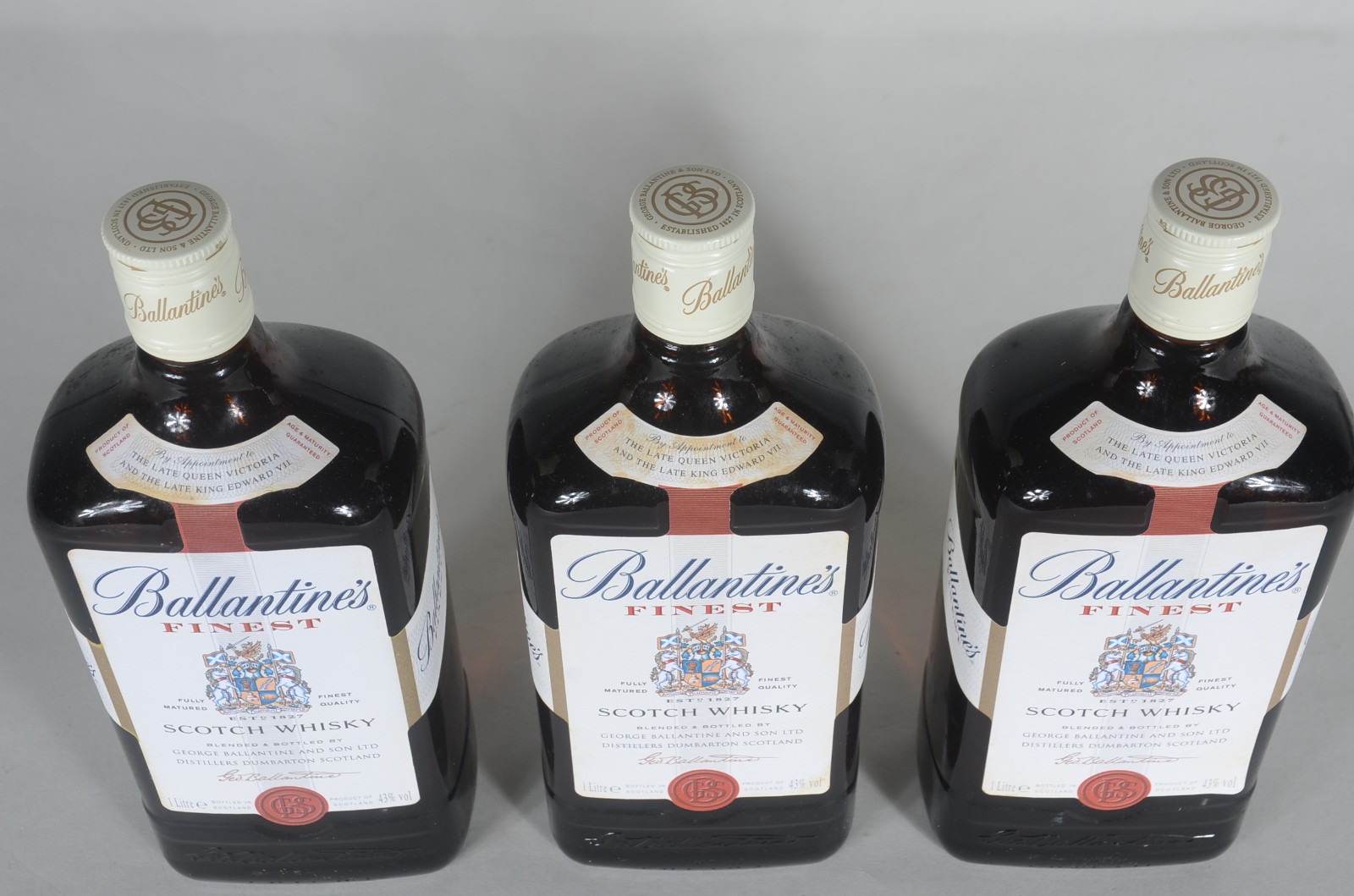 Três garrafas de Whisky Ballantines. - foto 4 de 8