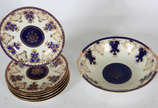 Conjunto de Bowl e 6 pratos de sobremesa de por... - Conjunto de Bowl e 6 pratos de sobremesa de porcelana  Noritake na cor bege com guirlandas em azul cobalto e dourado. 