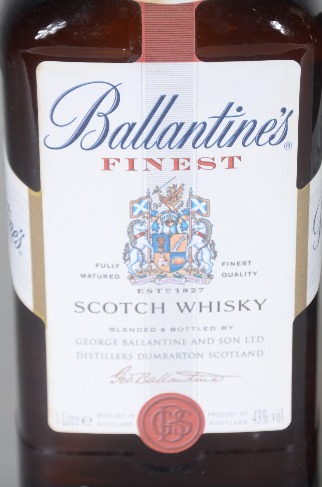 Três garrafas de Whisky Ballantines. - foto 7 de 8