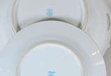 Conjunto de Bowl e 6 pratos de sobremesa de por... - Conjunto de Bowl e 6 pratos de sobremesa de porcelana  Noritake na cor bege com guirlandas em azul cobalto e dourado. 