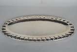 Travessa oval de prata Sterling. Peso da prata:... - Travessa oval de prata Sterling. Peso da prata: 1800 g. (Por motivos de segurança a peça não se encontra na loja).