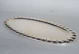 Travessa oval de prata Sterling. Peso da prata:... - Travessa oval de prata Sterling. Peso da prata: 1800 g. (Por motivos de segurança a peça não se encontra na loja).