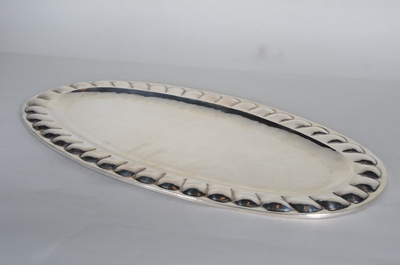 Travessa oval de prata Sterling. Peso da prata: 1800 g. (Por motivos... - foto 2 de 8