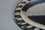 Travessa oval de prata Sterling. Peso da prata:... - Travessa oval de prata Sterling. Peso da prata: 1800 g. (Por motivos de segurança a peça não se encontra na loja).