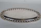 Travessa oval de prata Sterling. Peso da prata:... - Travessa oval de prata Sterling. Peso da prata: 1800 g. (Por motivos de segurança a peça não se encontra na loja).