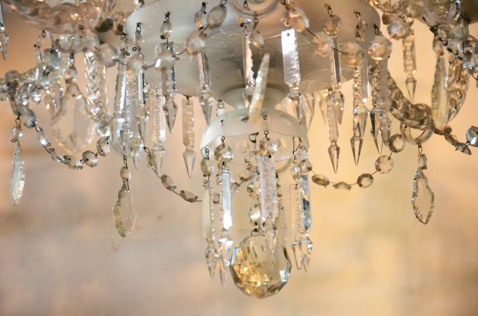 Lustre de cristal para 8 luzes com mangas, contas e pingentes... - foto 2 de 8