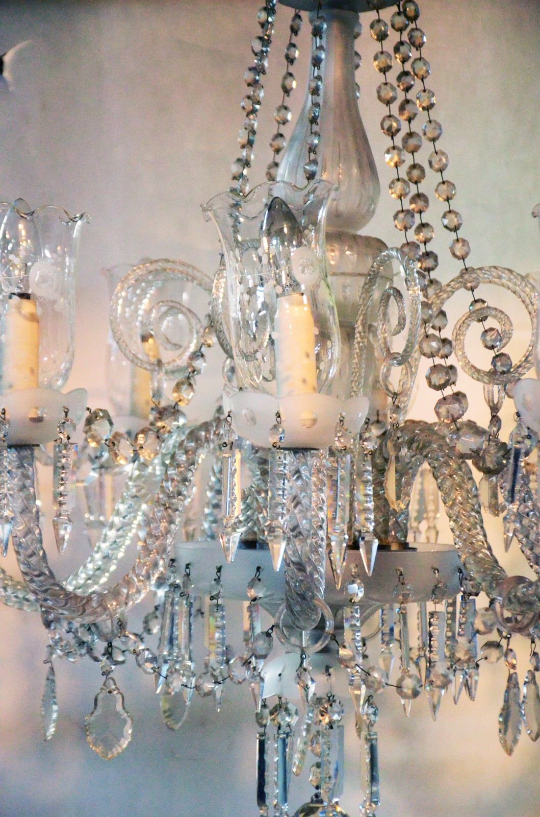 Lustre de cristal para 8 luzes com mangas, contas e pingentes... - foto 3 de 8