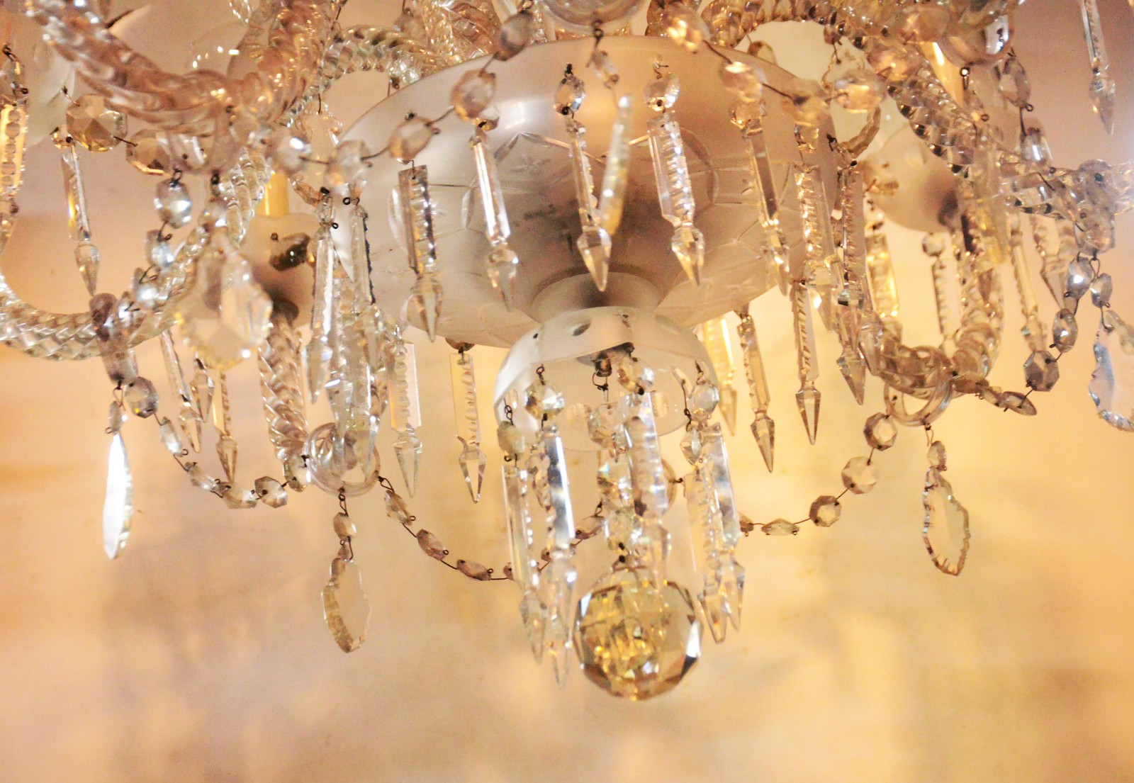 Lustre de cristal para 8 luzes com mangas, contas e pingentes... - foto 4 de 8