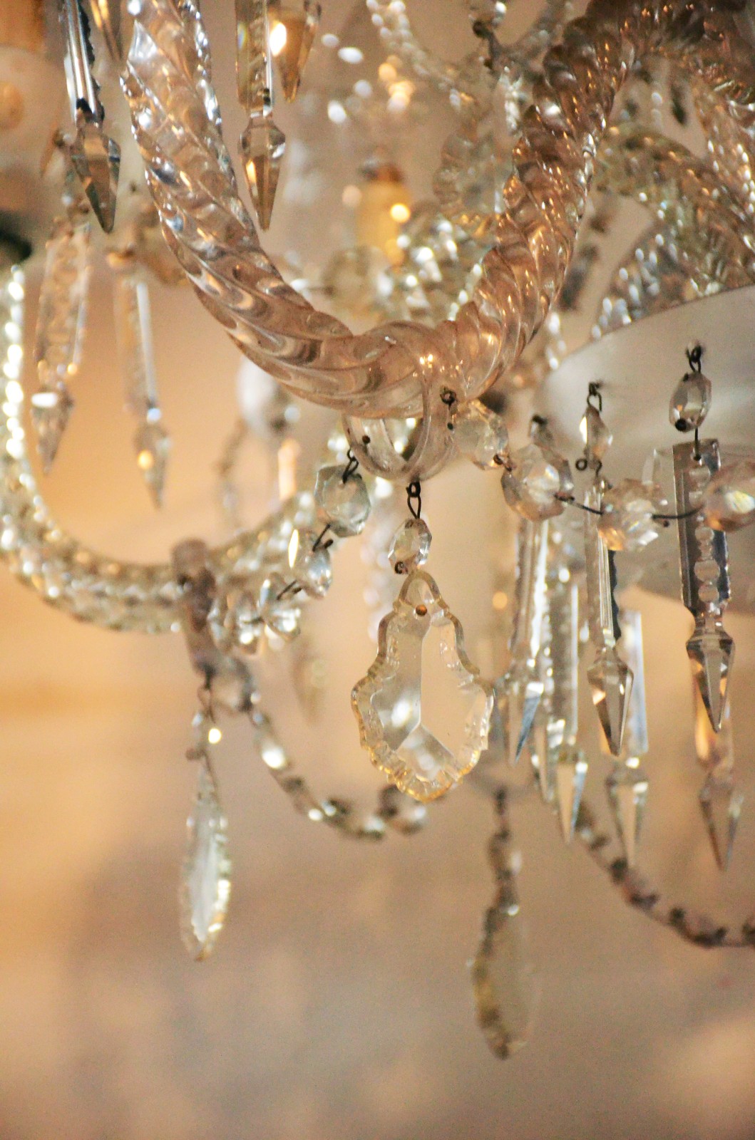 Lustre de cristal para 8 luzes com mangas, contas e pingentes... - foto 5 de 8