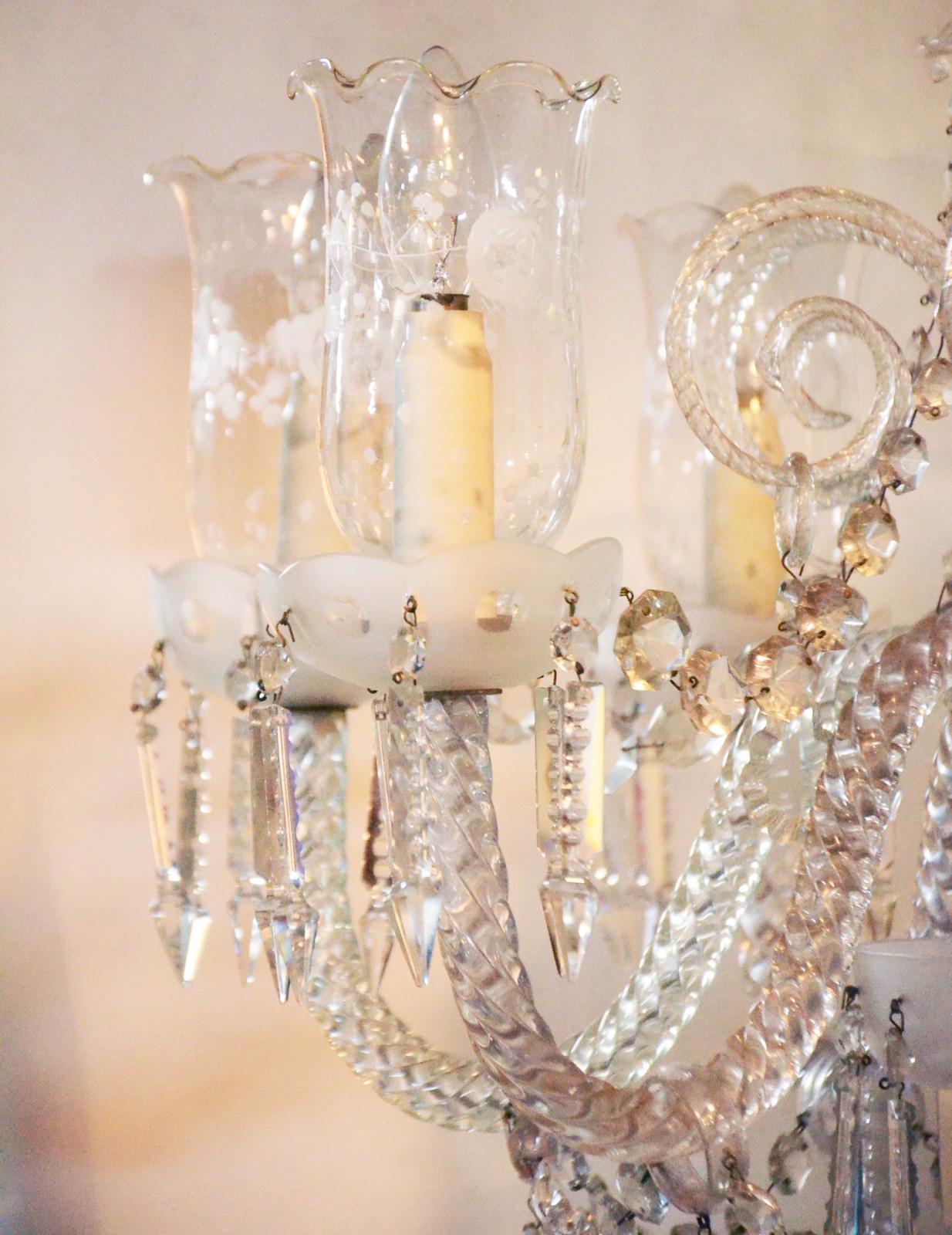 Lustre de cristal para 8 luzes com mangas, contas e pingentes... - foto 6 de 8