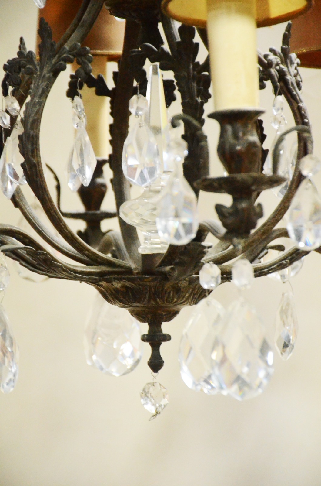 Lustre de metal para 6 luzes com pingentes de cristal lapidado e... - foto 4 de 7