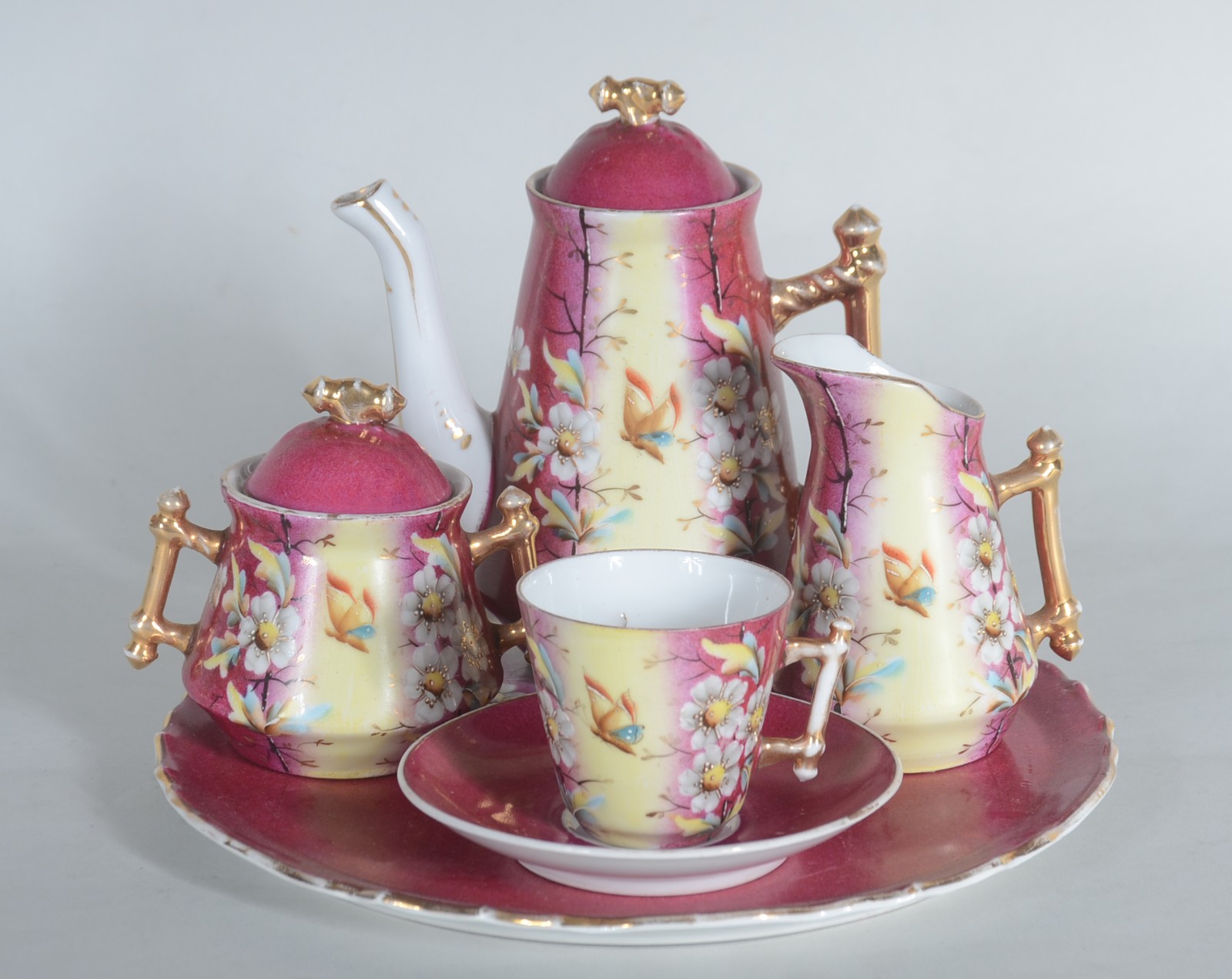 Pequeno serviço de café de porcelana floral com borboletas, composto... - foto 1 de 8