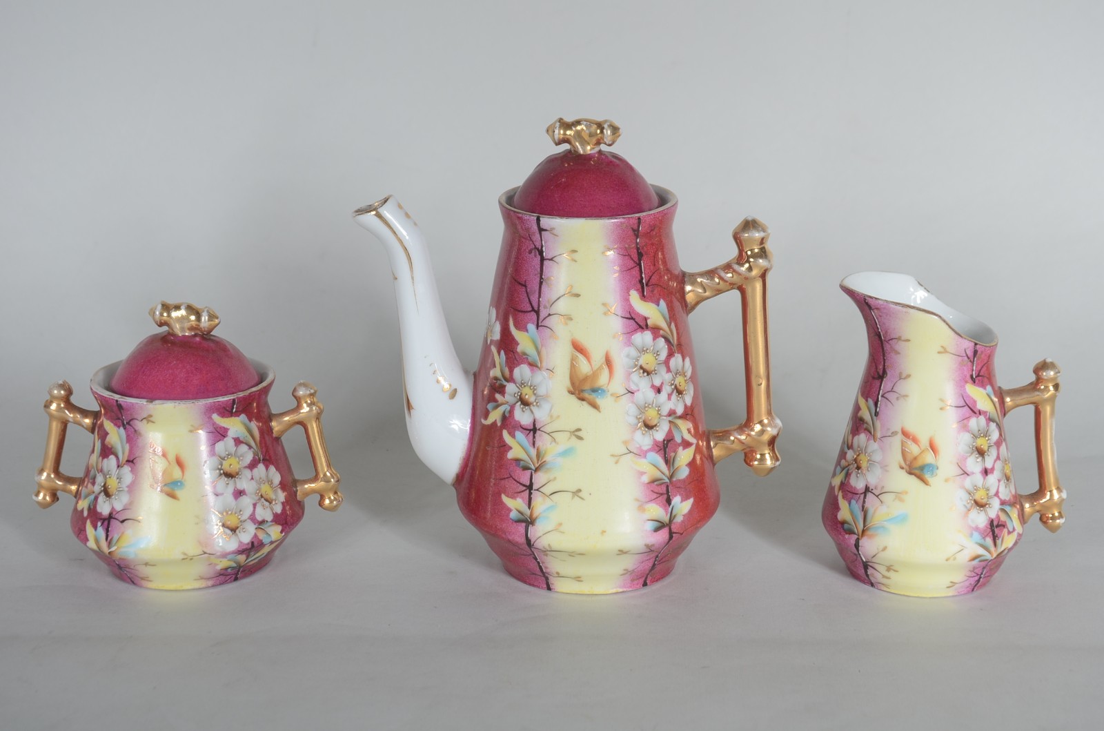 Pequeno serviço de café de porcelana floral com borboletas, composto... - foto 2 de 8