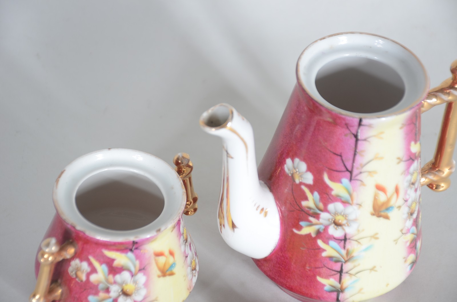 Pequeno serviço de café de porcelana floral com borboletas, composto... - foto 6 de 8