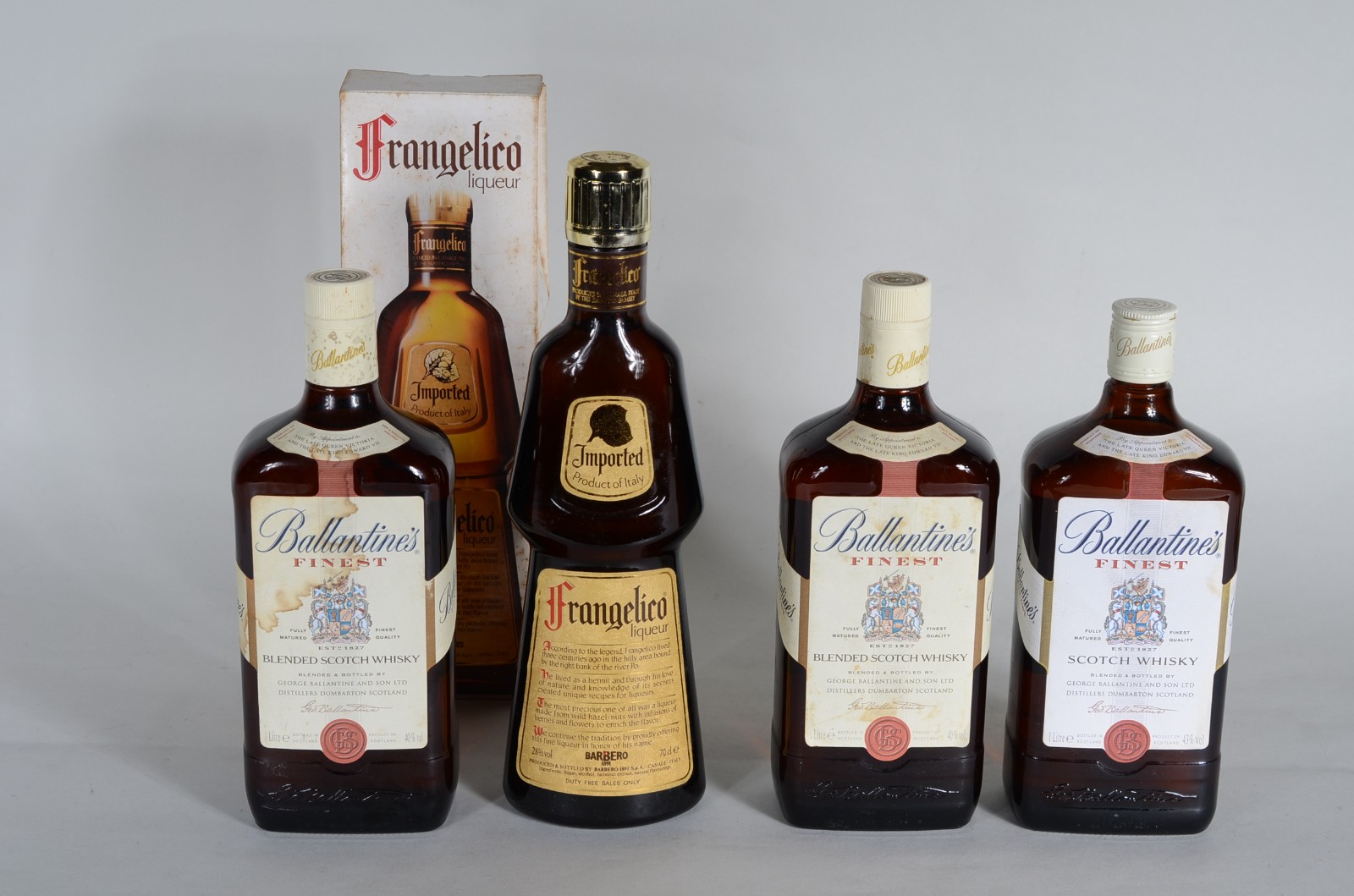 Quatro garrafas de bebidas, sendo: 3 ballantines e uma de licor... - foto 1 de 11