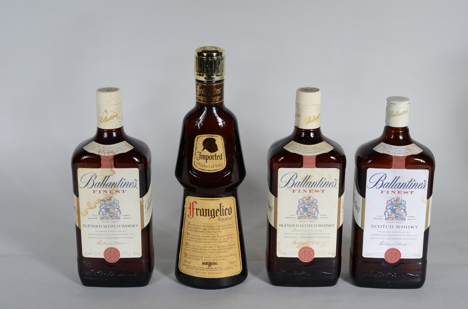 Quatro garrafas de bebidas, sendo: 3 ballantines e uma de licor... - foto 2 de 11