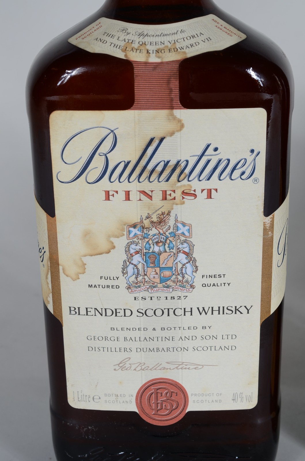 Quatro garrafas de bebidas, sendo: 3 ballantines e uma de licor... - foto 3 de 11