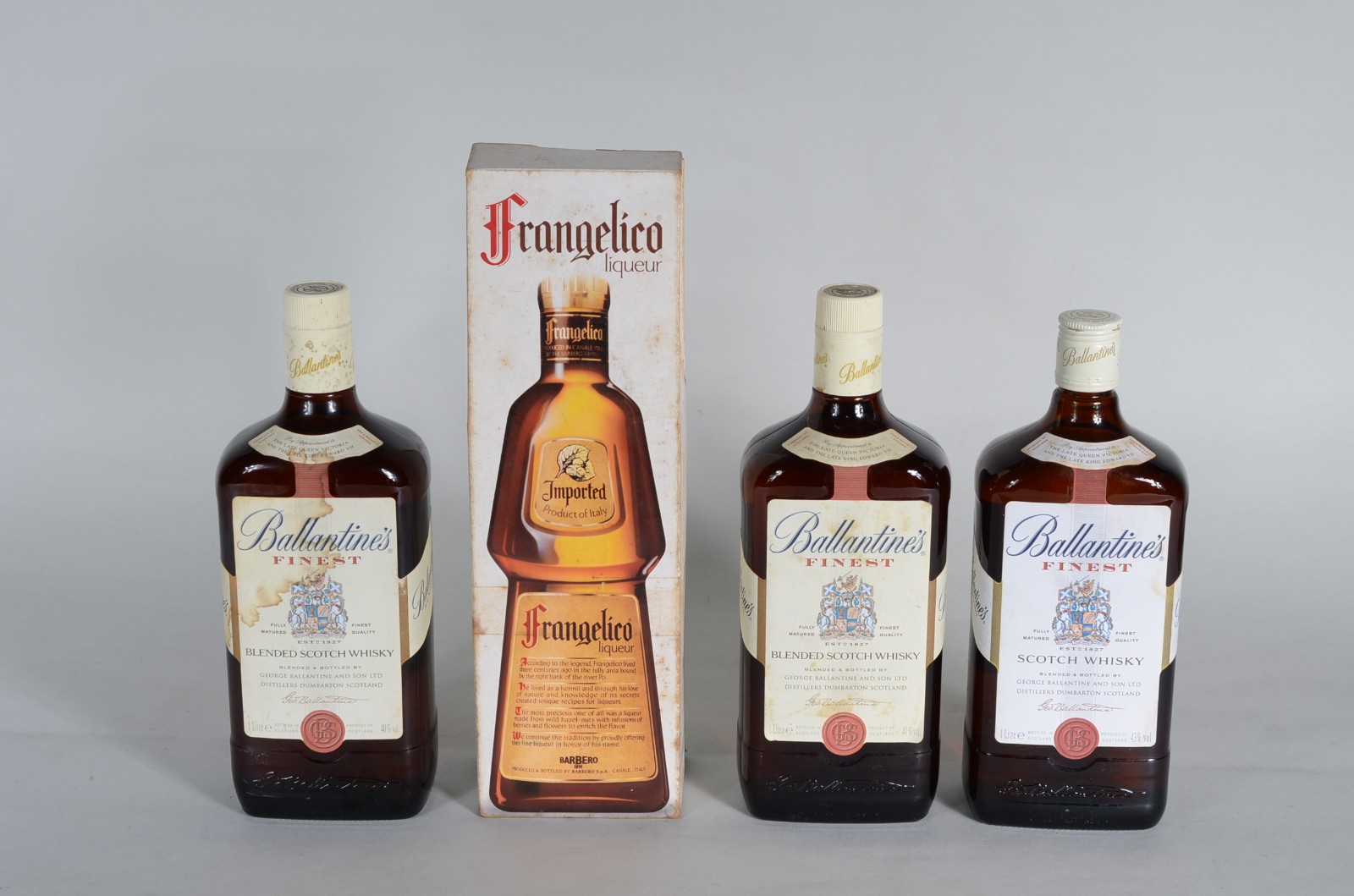 Quatro garrafas de bebidas, sendo: 3 ballantines e uma de licor... - foto 6 de 11